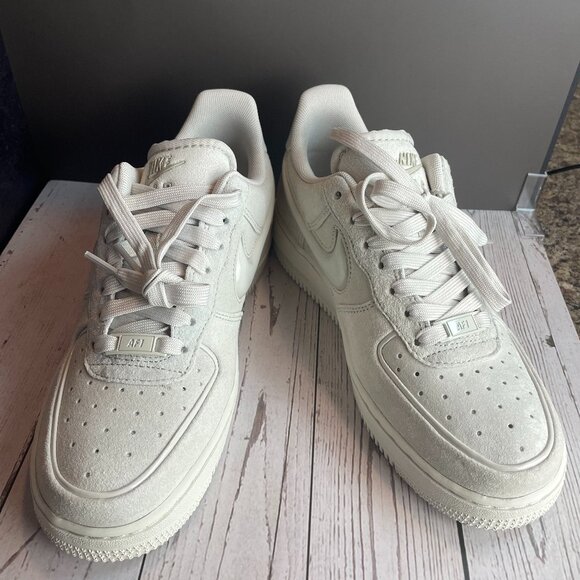 NIKE AIR FORCE 1 '07 (WOMEN) 7.5 - Picture 1 of 13